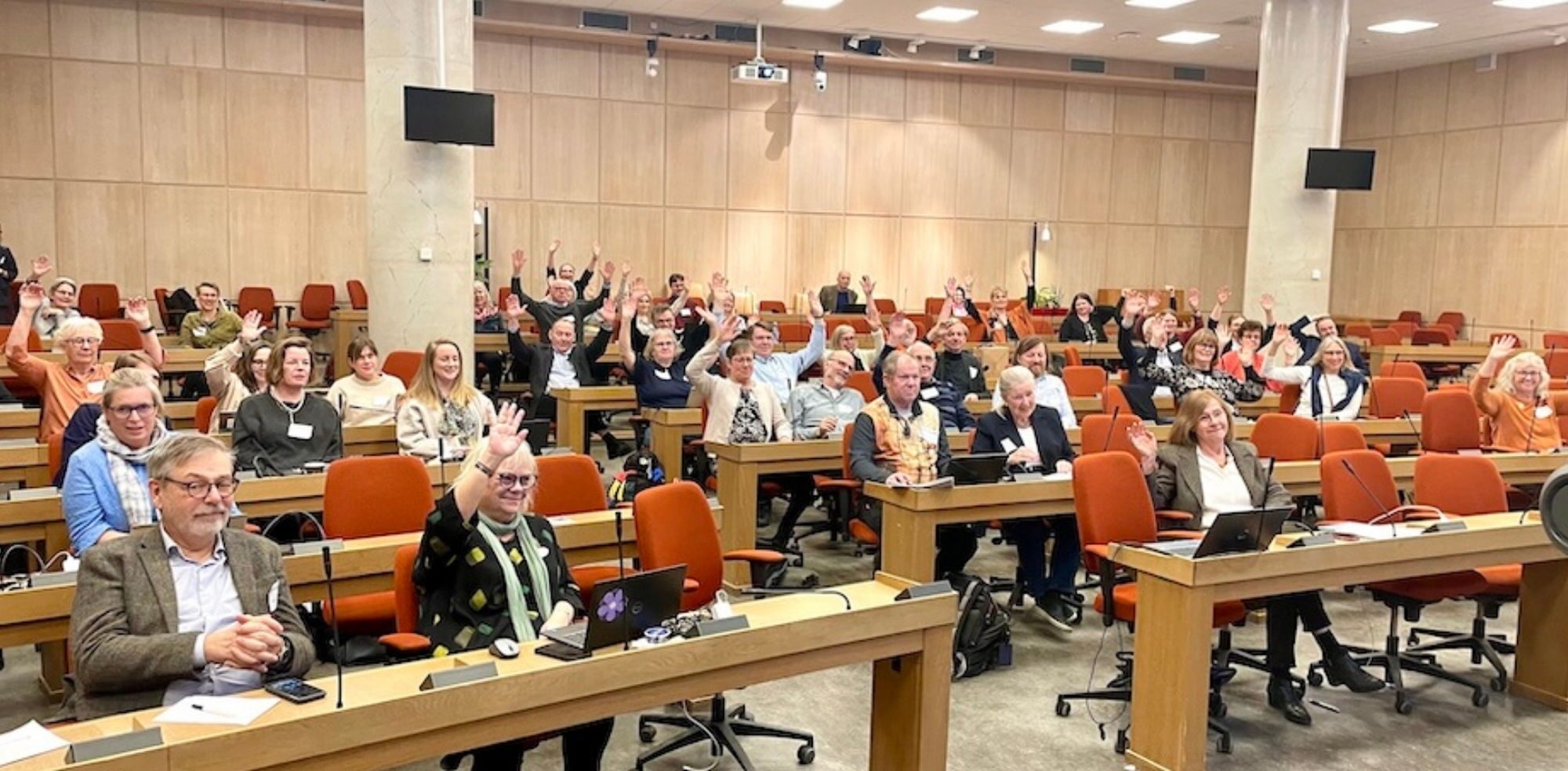 sittande människor i stor sal
