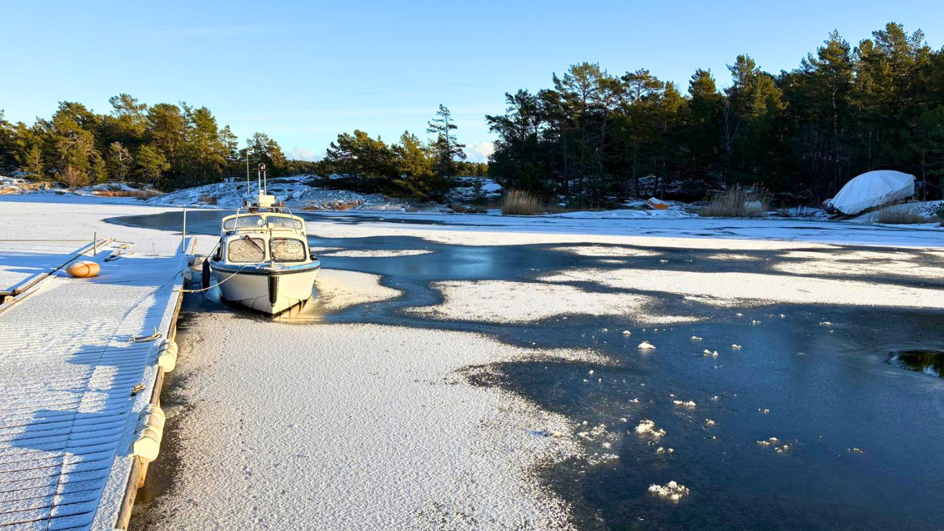 båt vid brygga på vintern