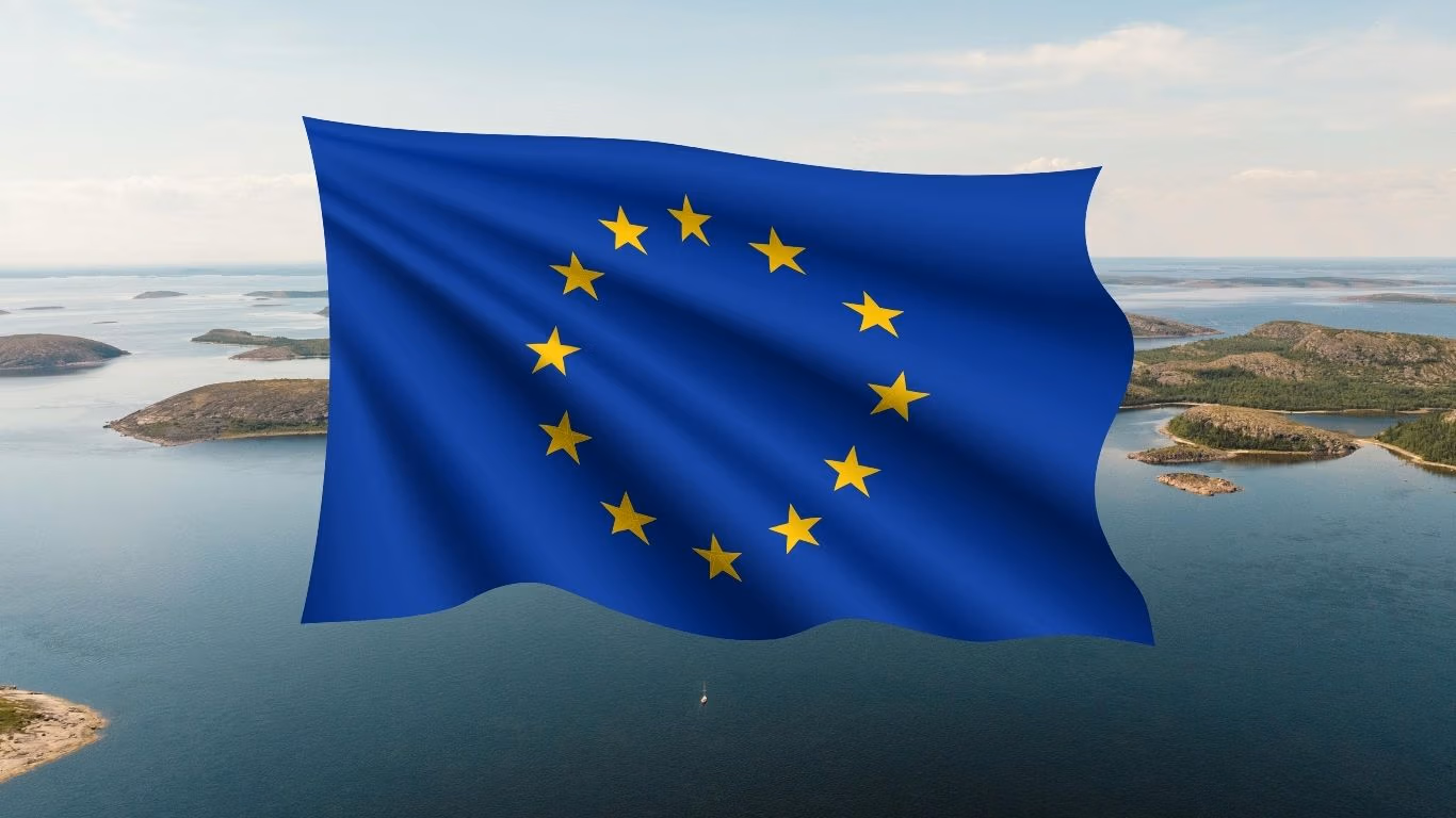 EU flagga framför skärgårdsvy